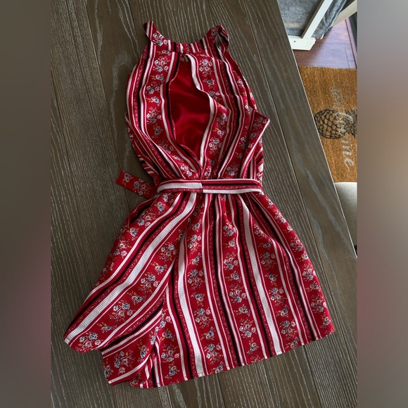 High neck patterned romper with keyhole opening - Picture 2 of 9